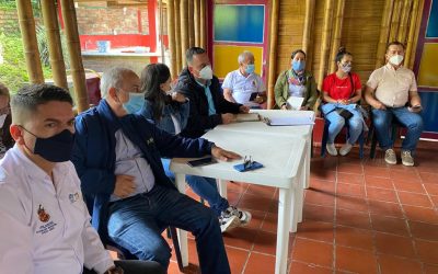 José Manuel Cortés Orozco, director general de la CRQ, en compañía del alcalde de Filandia, Jaime Franco Alzate, se encuentra reunido con representantes comunitarios de la vereda La India.