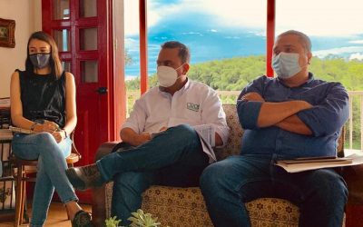 En Quimbaya funcionarios de la Corporación Autónoma Regional del Quindío y la Secretaría de Planeación Municipal se encuentran