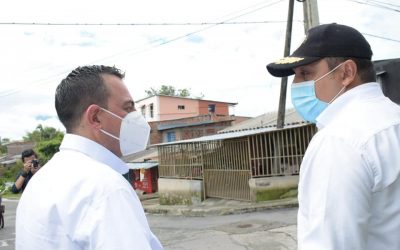 Realizar el mejoramiento ambiental  en las zonas verdes del barrio Comuneros de Montenegro, es el propósito de la visita que realiza el director general de la CRQ