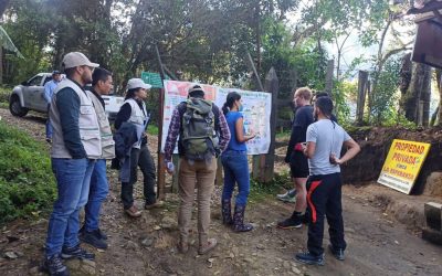 En las áreas de conservación de la CRQ funcionarios y contratistas explican a turistas que el acceso a ellas está prohibido…