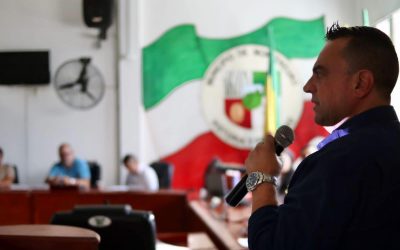 El director general de la CRQ, José Manuel Cortés Orozco, atiende las inquietudes de los concejales del municipio de Montenegro…