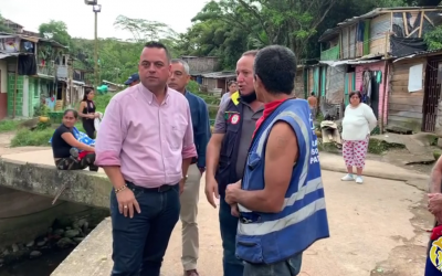 En un trabajo articulado entre la CRQ y la administración municipal de Calarcá se evalúan acciones para mitigar riesgos en el barrio Giraldo.