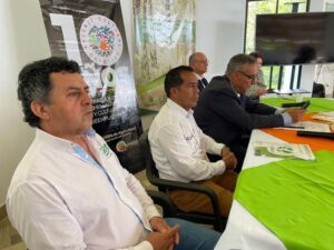 Funcionarios de la CRQ el centro nacional del estudio del bambú. Funcionarios de la CRQ el centro nacional del estudio del bambú.