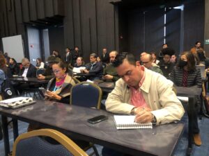 Director de la CRQ tomando apuntes