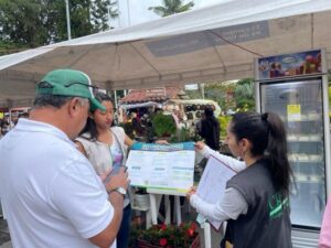 Funcionarios de la CRQ capacitando a la gente de manejo de residuos solidos.