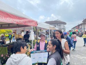 Funcionarios de la CRQ capacitando a la gente de manejo de residuos solidos en el municipio de Filandia. Funcionarios de la CRQ capacitando a la gente de manejo de residuos solidos en el municipio de Filandia.
