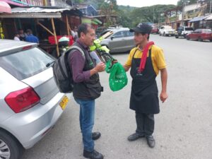 Funcionarios de la CRQ capacitando a la gente de manejo de residuos solidos en el municipio de Pijao. Funcionarios de la CRQ capacitando a la gente de manejo de residuos solidos en el municipio de Pijao.