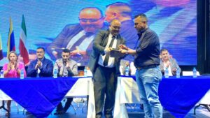 Fue exaltado por su labor ambiental en beneficio de los Calarqueños el director general de la CRQ, José Manuel Cortés Orozco. Fue exaltado por su labor ambiental en beneficio de los Calarqueños el director general de la CRQ, José Manuel Cortés Orozco.