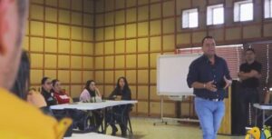 Gerente CRQ hablando.