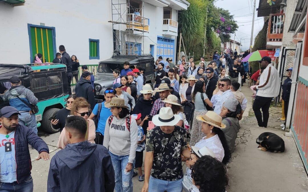 Gestores ambientales de la CRQ acompañan a los turistas que visitan este festivo el municipio de Salento para entregar recomendaciones sobre el respeto de los recursos naturales y el correcto manejo de los residuos sólidos.