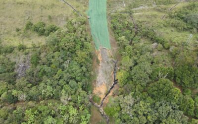 Personal de la Subdirección de Regulación y Control Ambiental de la CRQ y de la Agencia Nacional de Licencias Ambientales, Anla, realizan labores de inspección en un predio privado ubicado en La Línea en el cual se depositaron los residuos que se generaron dentro de la construcción de las obras del túnel y que posiblemente, por un proceso de deslizamiento, estarían en riesgo de afectar al río Navarco.