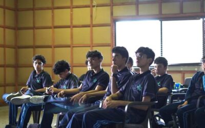 A esta hora 33 aprendices del grado décimo del colegio Teresita Montes de Armenia que cursan el técnico en Gestión de los Recursos Naturales del Sena, participan del taller teórico práctico de observadores voluntarios por un día de la Red hidrometeorológica de la CRQ.