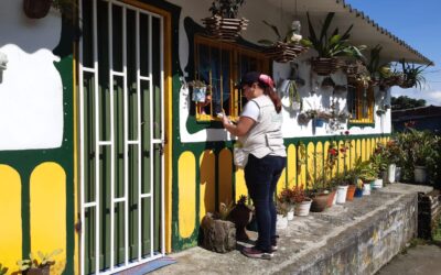 El equipo de Residuos de la CRQ junto a personal del Pgirs de Calarcá, la corregiduría y gestor ambiental de la corporación realizaron un trabajo puerta a puerta con habitantes del corregimiento La Virginia para darles a conocer la ruta de recolección selectiva que tiene el sector e invitarlos a participar de la reciclatón que se realizará el próximo 26 de abril en el municipio.