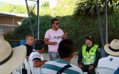 Atendiendo el llamado de la comunidad del sector de Barragán representantes de la CRQ escuchan a esta hora sus interrogantes y les socializan las medidas que desde la autoridad ambiental se vienen implementado tras el colapso del puente El Alambrado.