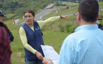 El director general de la CRQ, José Manuel Cortés Orozco, adelanta visita técnica al predio La Cima en el sector de La Línea para revisar el plan de trabajo que adelanta el Instituto Nacional de Vías, Invías, para garantizar que no se presenten afectaciones ambientales al recurso hídrico sobre el río Navarco.