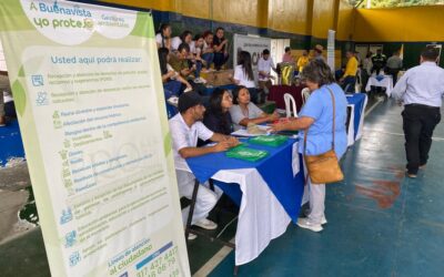 En Buenavista personal de la CRQ atiende las solicitudes ambientales de los ciudadanos en el marco del desarrollo de la feria de servicios institucionales.