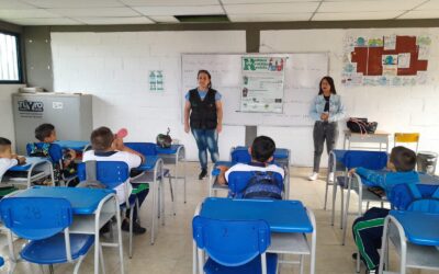 Estudiantes de la institución educativa Gabriela Mistral de La Tebaida fueron capacitados en manejo inteligencia de residuos y separación en la fuente.