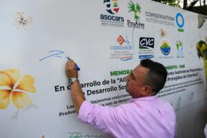 director general de la CRQ, firmó memorando de entendimiento para la protección de 27 reservas naturales en Colombia.